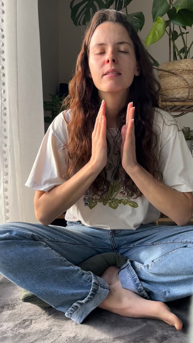 Oui, le soleil t’influence autant que la Lune.
Et quand le soleil est intense, avec des éruptions fortes et des tempêtes géomagnétiques , toi, humain électromagnétique, tu le ressens fort.
Quand le soleil est très actif, tu peux apercevoir physiquement, de tes yeux, des aurores boréales, oui.
Mais pas que. Son activité joue un rôle sur tes pensées, ton mental (brouillard), tes émotions qui sont amplifiées ,et ta fatigue.
Dis lui merci, car il met en lumière et en mouvement !
Néanmoins, quand le soleil pousse fort, il demande aussi de l’accueil, de la présence et de la douceur.
Et toi, tu l’as senti ce soleil cette semaine ?
#sun#sunenergy#spirituality #energy #electromagnetic #soleil #developpementperso