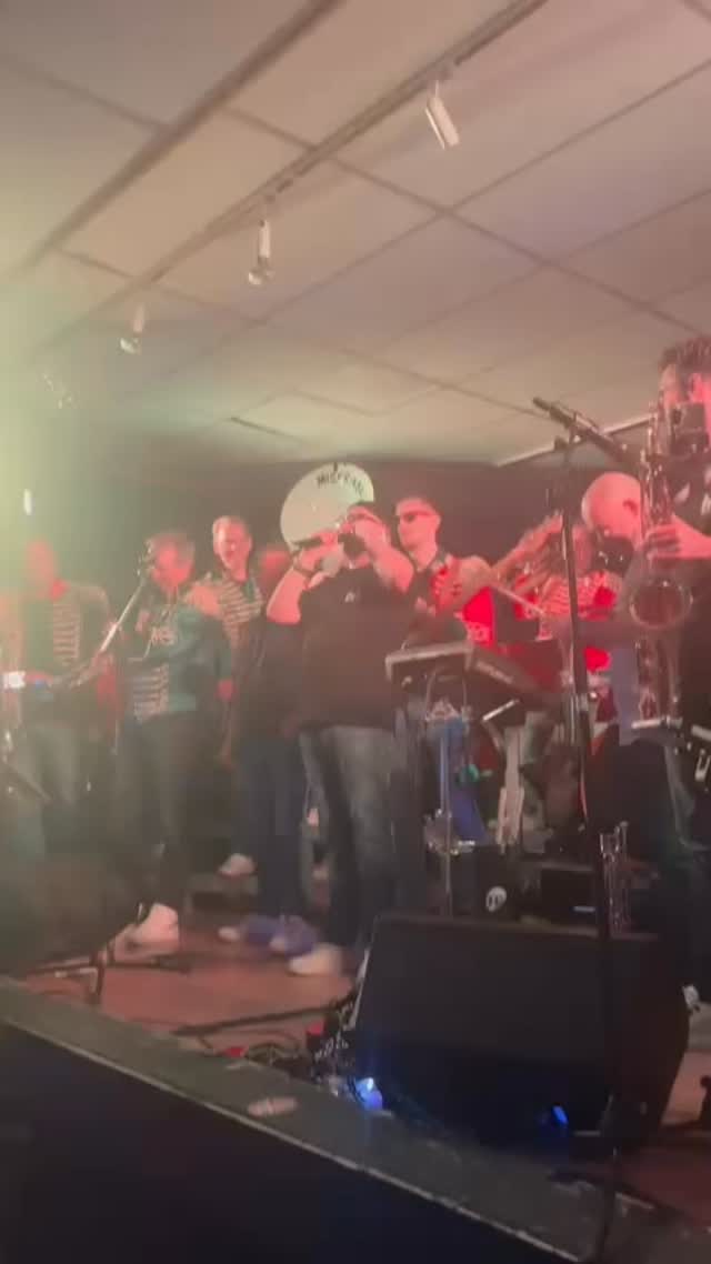 FINALE LVK 2026 โค๏ธ๐๐ bekendmaking tijdens de Dameszitting op Clumme. @ruudkleinen belt live om t bekend te maken! #lvk2026 #miserabelband #miserabel #brasspower #brassband vastelaovend carnaval2026 vasteloavend lvk brass carnavalshit carnavalsclip2026 ConfettiBucketChallenge GeinZรฎnUmUtAafTeLieรซre