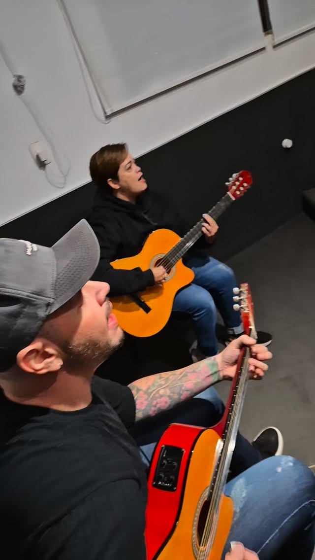 O tempo que as crianças passam nas telas poderia estar sendo vivido de forma muito mais rica.
Na Bravo, elas desenvolvem ritmo, coordenação, percepção sonora e, ao mesmo tempo, fortalecem a autoestima e a confiança. Tudo de forma leve, lúdica e estruturada.
Mais do que aprender música, elas constroem habilidades importantes para a vida 🎵✨
👉 Agende uma aula experimental e venha conhecer de perto.