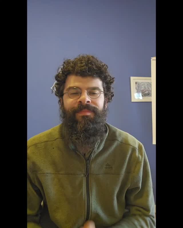 Ensinamos yoga como caminho de presença.
Não como exteriorização, mas como sādhanā — prática que revela quem já somos.
Respirar, habitar o corpo, aquietar a mente e reconhecer a consciência que sustenta tudo.
É assim que conduzimos cada aula: com experiência, escuta e respeito ao tempo de cada praticante.
Seja bem-vindo(a) à prática de Yoga na Casa Lume!