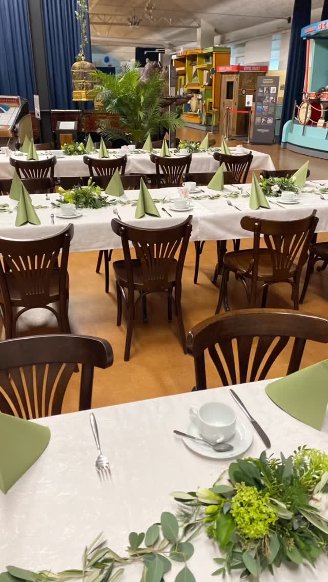 Winterliche Tischdeko in grün/ weiss🌿🤍🌿🤍 im schönen @kmmduernten .
#grün#tischdeko#floristin#handwerk#lokal
FLORISTIN
BLUMEN
BLUMENSTRAUSS
BLUMEN-ABO
EVENTFLORISTIK