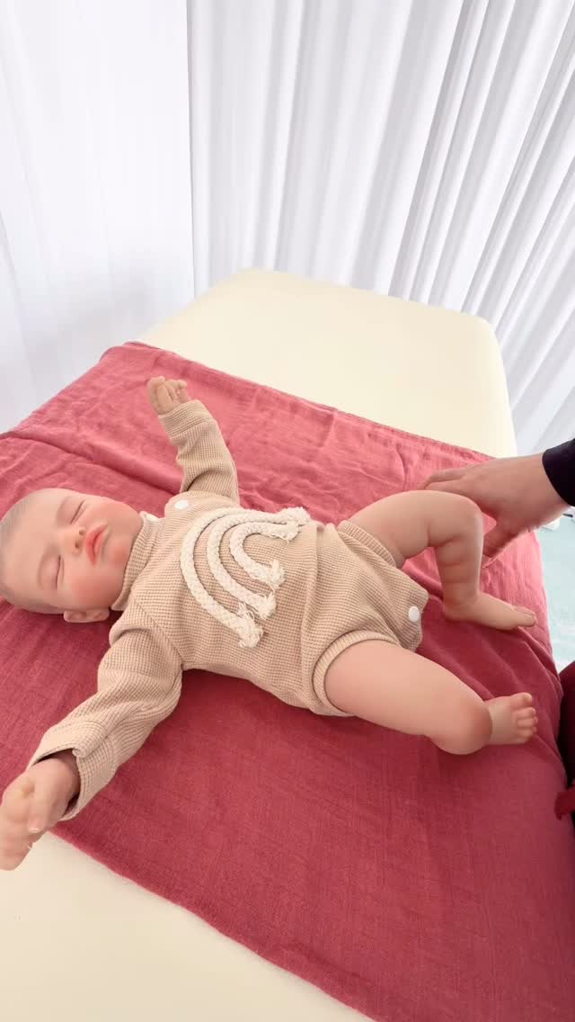 Part 3 of our gentle stretch series 🤍
Soft spinal lengthening and massage support your baby’s nervous system, encourage relaxation, and help the body unwind from daily stressors, always slow, always following baby