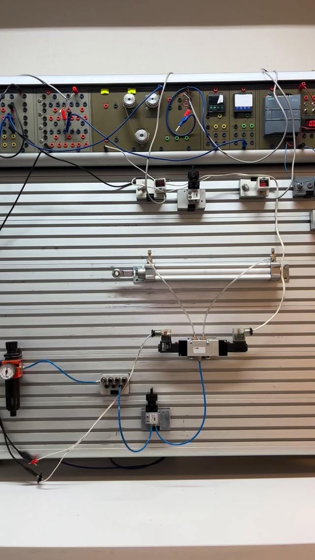 Pnömatik sistemlerde doğru bağlantı = doğru hareket 🔧
Bu uygulamada;
✔️ Solenoid valf
✔️ Çift etkili silindir
✔️ Hava hattı bağlantıları
birlikte çalışarak kontrollü ve güvenilir bir hareket sağlıyor.
Endüstriyel otomasyon çözümlerinde detaylar her zaman fark yaratır.
Pnömatik çözümlerimizle sistemlerinizi daha verimli hale getirin. 🚀
#pnömatik
#pnömatikvalf
#solenoidvalf
#pnömatiksistemler
#endüstriyelotomasyon