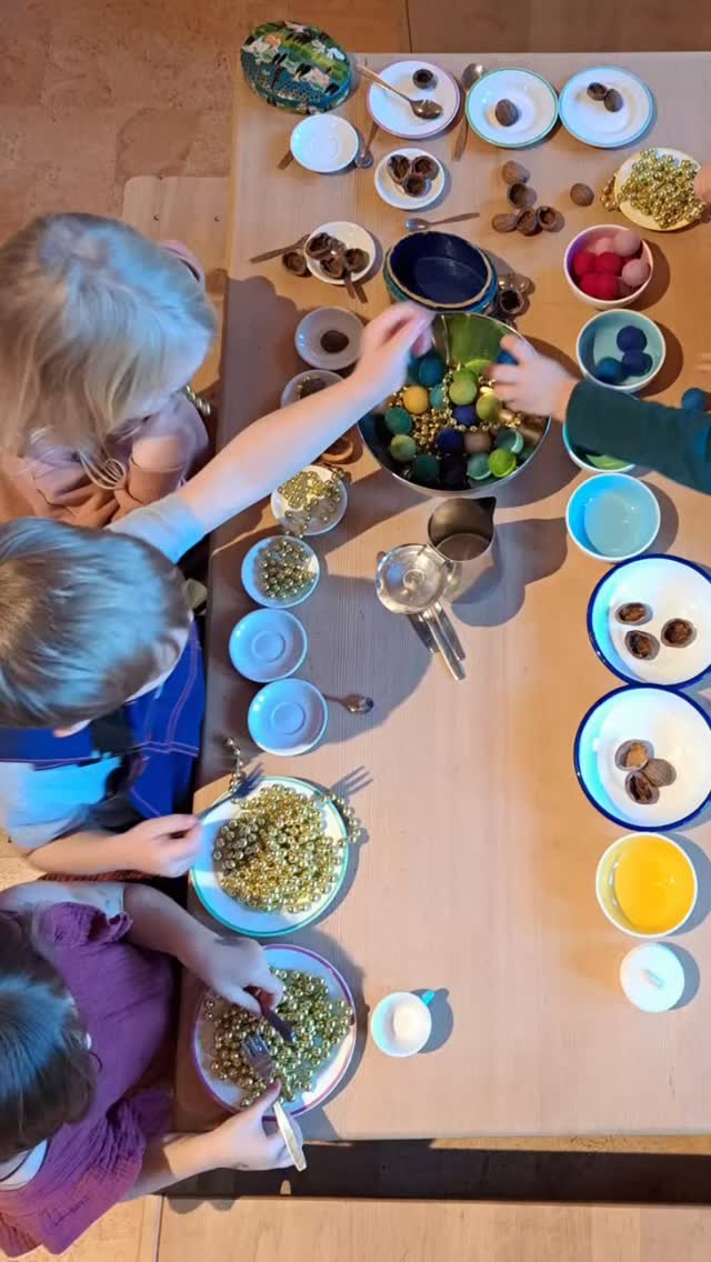 In der Spielgruppe wurde gekocht, aufgetischt und zusammen gegessen.