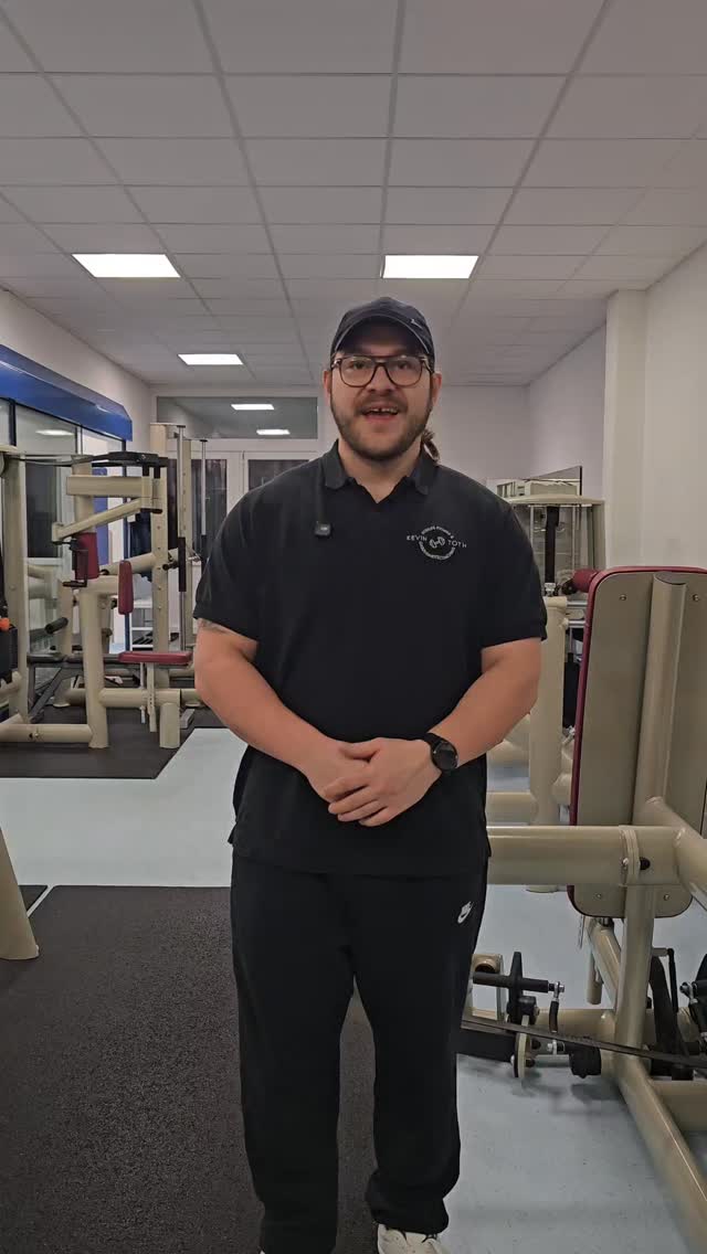 Dieses Reel richtet sich nicht an eine bestimmte Rolle, sondern an Menschen mit Alltag.
In meinem Studio gibt es die Möglichkeit, Kinder ab ca. 6–7 Jahren kostenfrei mit ins Training zu nehmen.
Die Idee dazu ist nicht theoretisch entstanden, sondern aus der Praxis:
Einige nutzen das bereits – und es funktioniert gut.
Der Gedanke dahinter ist nicht Betreuung, sondern Einbindung.
Kinder bekommen sportliche Eindrücke, können zuschauen, miterleben, wie Training aussieht.
Und wenn das Interesse nachlässt, gibt es Malbücher und Bücher als ruhige Alternative.
Dieses Angebot ist kein Kinderprogramm und keine Dauerlösung,
sondern eine pragmatische Möglichkeit, Training im echten Leben unterzubringen.
Bewegung darf flexibel sein.
Und sie darf zum Alltag passen – nicht umgekehrt.