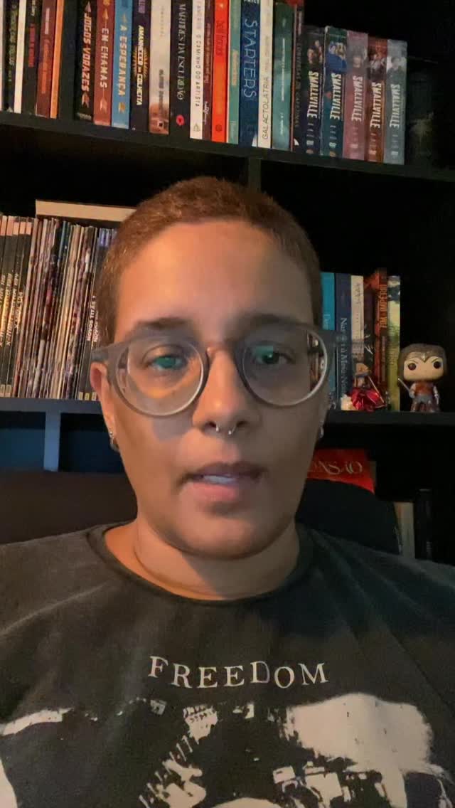 Nem toda história nasce da vivência.
Algumas nascem da escuta.
A música tema de Cedro Carmesim está disponível aqui para quem quiser sentir esse mundo mais de perto.
https://www.youtube.com/watch?v=GcgJSq2Cr4w
#fantasía #cedrocarmesim #fantasianacional #crônicasdekeierth