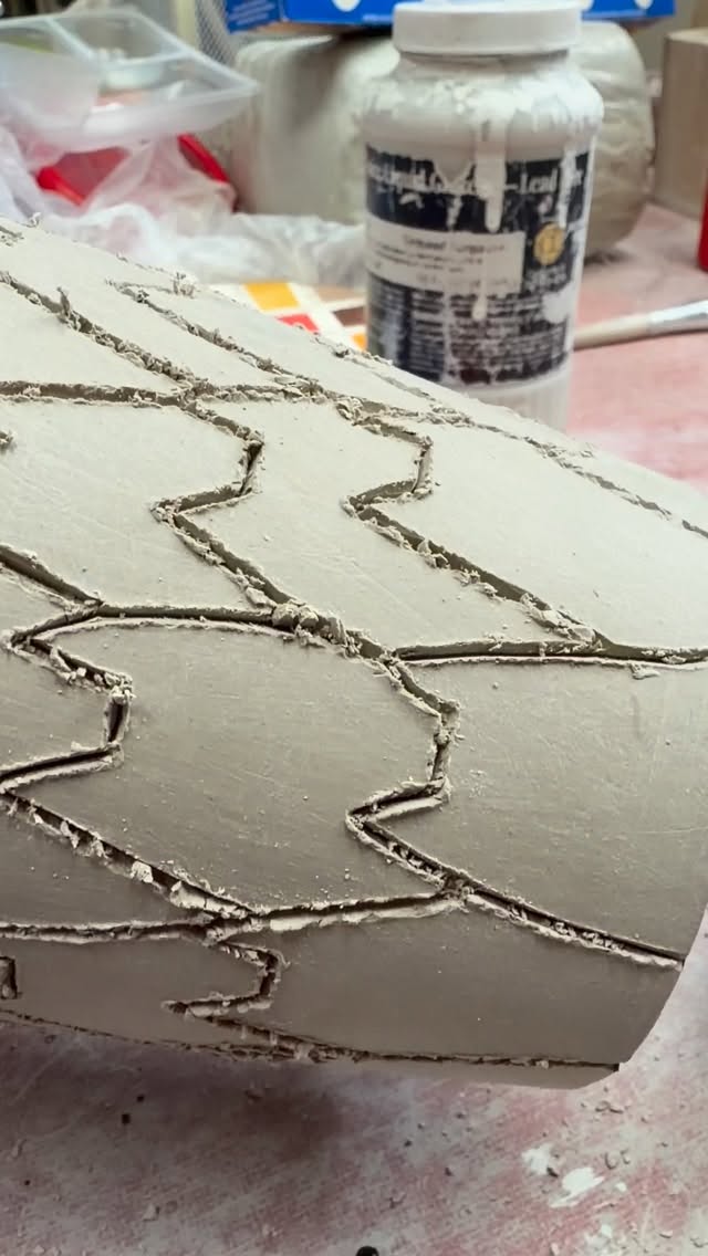 Carving kitties into clay… I carve a deep line that I fill with underglaze, then wipe away to reveal the line work. This vase will be available in the next restock! @happycatclayart
#catsofinstagram #tutorial #wheelthrownceramics #sgraffito #cats_of_instagram