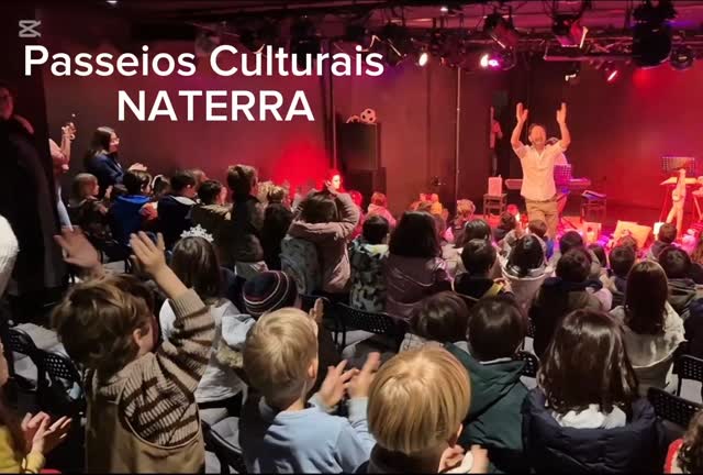 Para além das grandes sessões de Forest & Beach School os Passeios Culturais continuam por aqui!
Desde concertos musicais a uma visita ao Museu do Ar, através do Naterra, os miudos vão tendo oportunidade de viver experiências de vida inesquecíveis que só os fazem crescer em todos os sentidos!
Fomos passear até Lisboa e estivemos num *"Concerto Intimista para miúdos e graudos"* na Boutique da Cultura que é um centro cultural e associativo em Carnide, Lisboa, que promove a Arte e a Intervenção Comunitária através de uma Livraria Solidária e de uma Casa das Artes para espetáculos!
É um sítio acolhedor como se se tratasse de uma Incubadora de Artes com espaços de trabalho para artistas, e uma oferta formativa em áreas como teatro, dança e música, visando a inclusão social e o acesso democrático à cultura.
Desta vez assistimos a um concerto interactivo, ao vivo e a cores, onde ouvimos alguns instrumentos musicais e bonitas vozes!
E, por outro lado, no Museu do Ar imaginámos como seria viajar de avião...
Em Fevereiro iremos ao teatro e ao museu das Ciências...