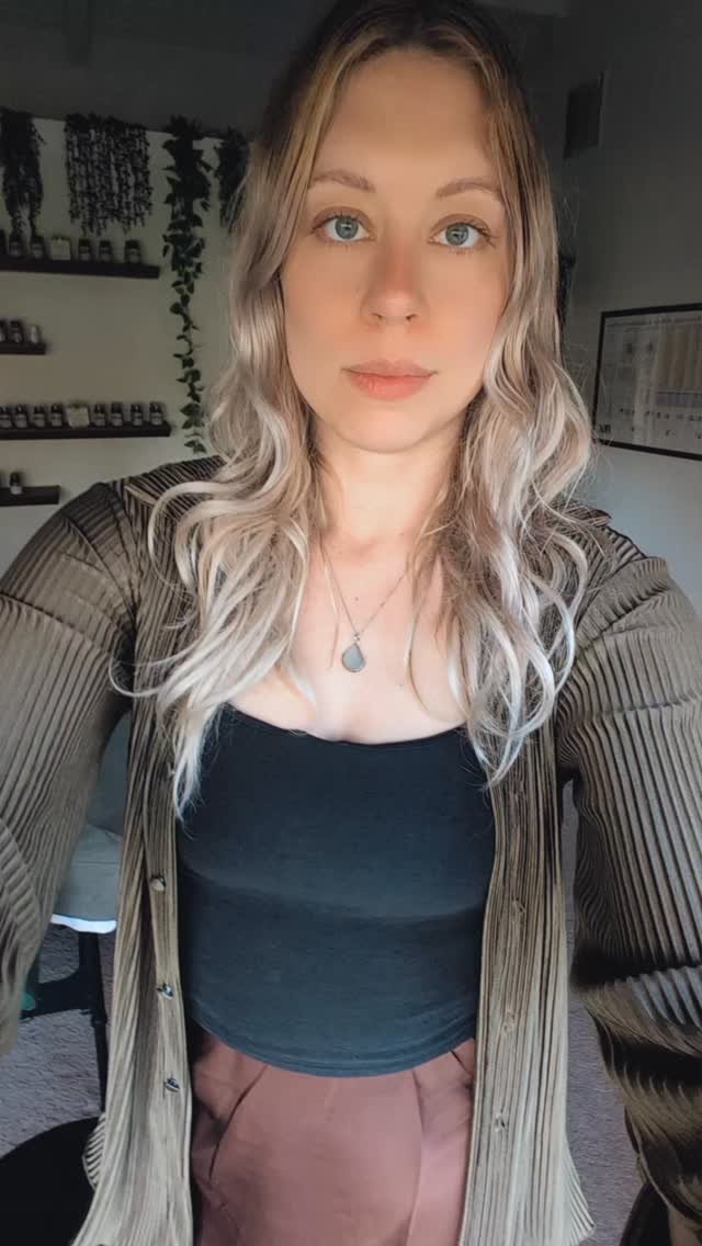 Proof you’re a miracle:
• You were born through millions of perfect biological events aligning.👼🏼
• Your heart beats ~100,000 times a day without you thinking.💞
• Your nervous system processes millions of signals per second. Space ships powers.🚀
• Your skin regenerates itself every month, constantly renewing you.🌬️
• Your immune system remembers every battle you’ve ever won.🦠
• Your cells respond to every thought you think.
Throat vibration shakes every cell 🗣️
You’re not broken. You’re intelligent.
Let the miracle unfold.
#chiropracticcare
#spinalflow
#health