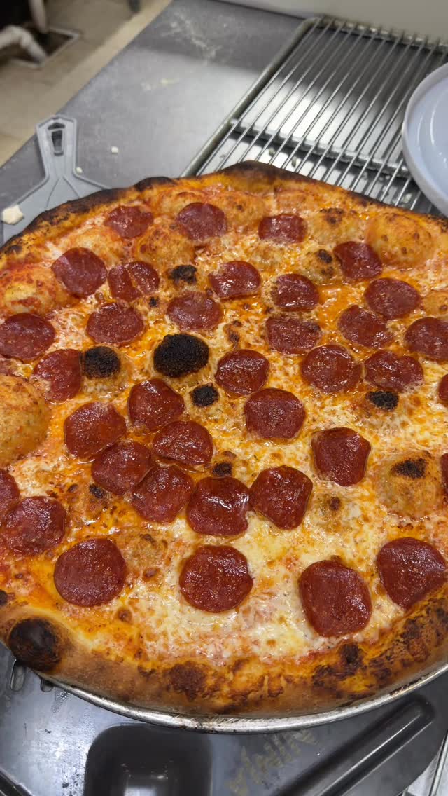 Pizza Pop-Up Tonight 🌧️🍕
4:30–7:00 PM
Pesto pizza special with fresh cherry tomatoes
Plus a full freezer of frozen pizzas to stock up before the storm rolls in.
Eat now, stash later, stay cozy.