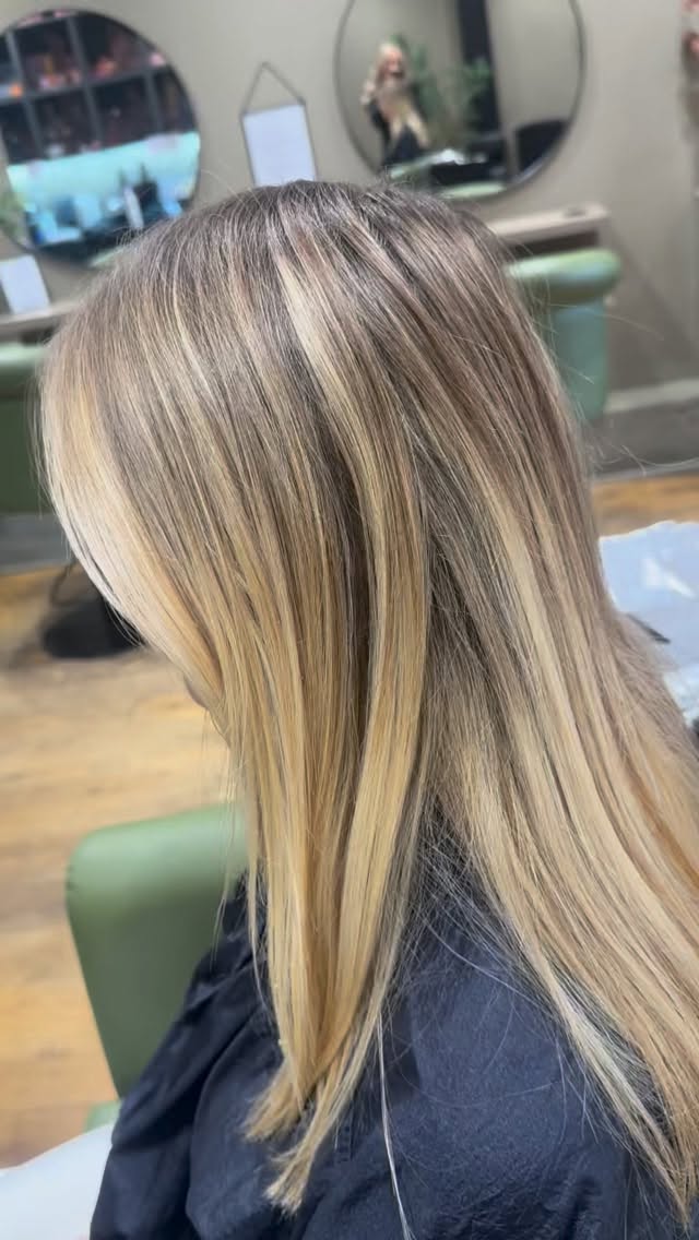 This is what healthy, dimensional blonde dreams are made of 🤍
The condition of your hair is always at the forefront of our transformation process.
This beautiful work is created by Casey 🙌🏼🤍
#blondehair #dimensionalblonde #hairstylist