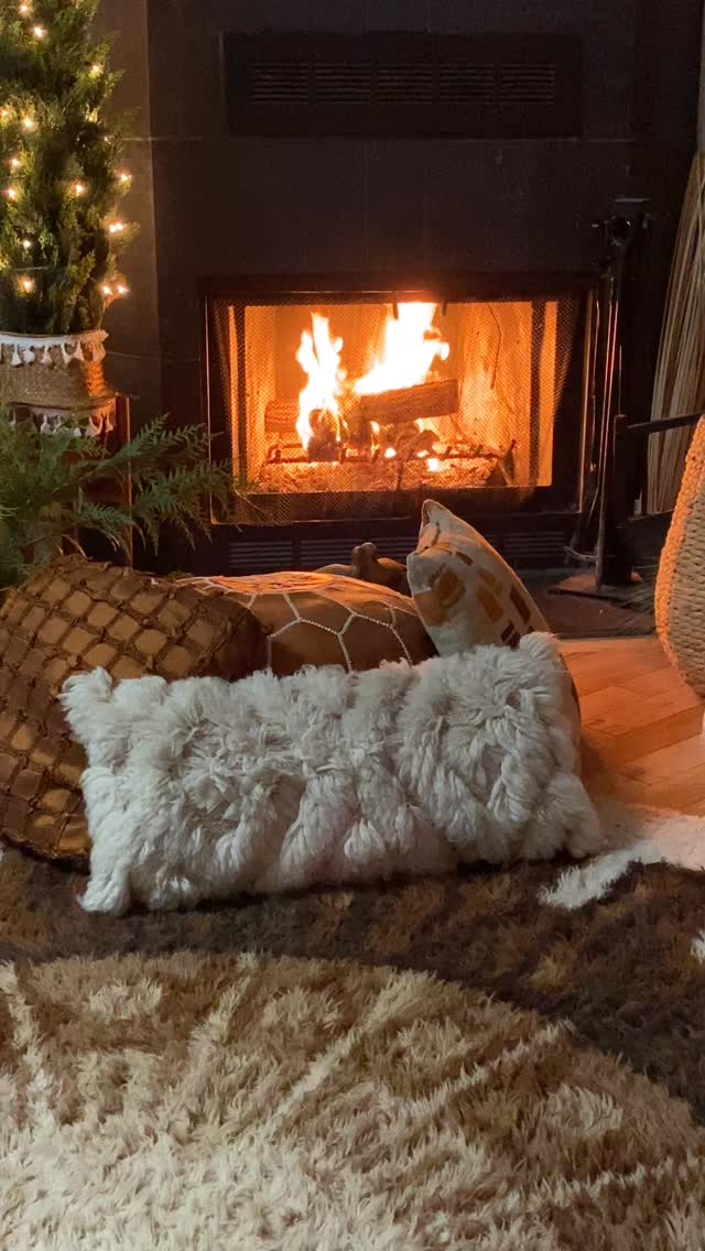 Snug Sunday ⛄️🪩🪵🔥
#slowliving #minideck #cabinvibes #slowsunday