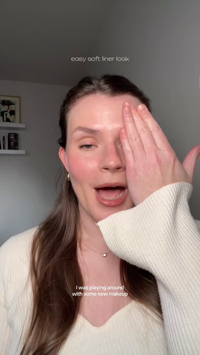 A soft liner type of eye makeup look.
The kind of eye makeup anyone should have in their makeup repertoire if you ask me
@makeupforever dimensional dark brown eye pencil
•
•
•
•
Makeup artist tips - easy eyeliner - soft eyeliner - belgian makeup artist - makeup artiest
#makeupartisttips #softliner #softlinertutorial #makeuptutorial #eyemakeuptutorial