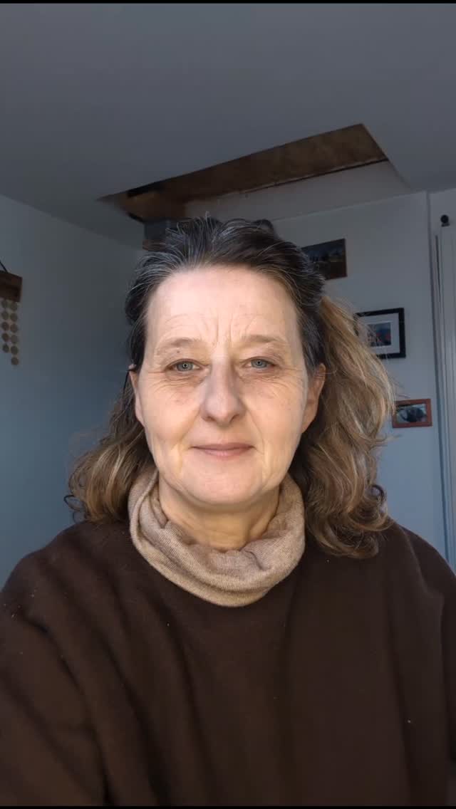 Et si certaines maladies étaient dues à nos colères ? Ici cette femme souffre d'une stéatose. C'est une maladie du foie. Quand nous cherchons la cause de cette maladie, nous retrouvons très vite la mort de son père qu'elle chérissait profondément. Sa douceur est à l'origine de l'association que son inconscient a fait. C'est intolérable que dieu m'est enlevé mon père, qu'il m'est retiré sa douceur. Donc dès que je mange du sucre, ça me rappelle sa douceur, ça me rappelle mon père, ça me rappelle ce que dieu m'a enlevé. Ça me rappelle que dieu ne fait rien pour empêcher les guerres, ça me rappelle qu'il n'a rien fait dans une vie antérieure pour sauver mes enfants et qu'il m'a laissé souffrir en tant qu'esclave.
Alors on a essayé de changer sa vision des choses. Que plutôt que de nourrir sa colère elle peut faire sa part pour adoucir ce monde et être là forêt qui pousse. Certes elle fait moins de bruit que l'arbre qui tombe, mais la forêt est constituée de plus d'arbres que ceux qui tombent.
Et devinez ce qu'elle a vu à la fin de la scéance ? Dieu...
Incroyable, non ?
#hose #hypnoseregressive #colere #dieu #maladie