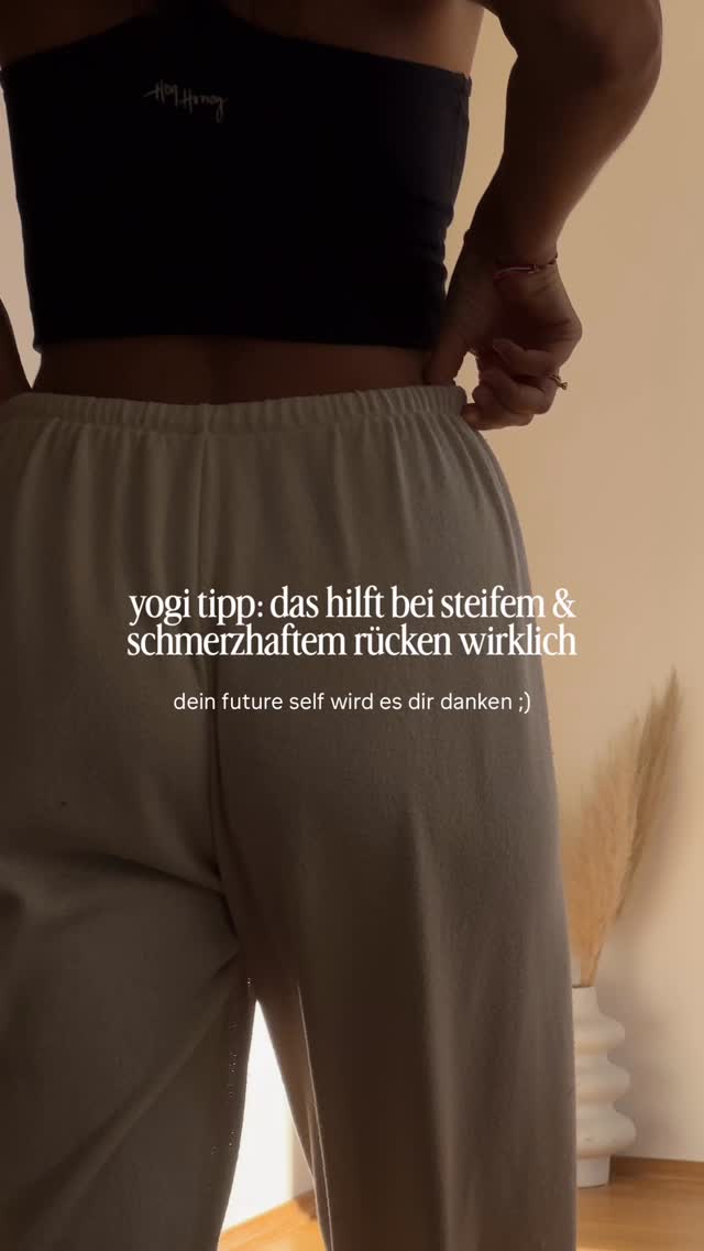 Dieser easy Wand-Twist entlastet deine Bandscheiben, öffnet Brust & Schultern & lockert die Faszienketten im Rücken, Schulterblattbereich & Brustkorb.
Deine Wirbelsäule und Rippen werden mobilisert und Schmerzen können dadurch reduziert werden. Deine gesamte Beweglichkeit erhöht sich & Verkrampfungen, Spannungen im gesamten Rücken, Schulter, Brust Bereich wird entgegengewirkt.
Die Übung ist perfekt für zwischendurch & kann überall easy gemacht werden. Speicher dir den Post gleich ab für später als Reminder dich gut um deinen Rücken zu kümmern ✨🤍
How to:
- Stell dich mit dem Rücken zur Wand.
- Drehe deinen Oberkörper sanft zur Wand, Hände landen an der Wand ca. auf Schulterhöhe
- Spüre die Rotation über Wirbelsäule, Schulterblatt, Brustkorb
- Atme tief ein und mit der Ausatmung dreh dich andersherum
- Wiederhole 5-10x pro Seite, 1-2x am Tag (z.b. nach langem Sitzen)
#Rückenschmerzen #Bewegung #Faszien #Yoga #Gesundheit