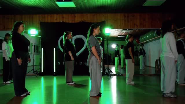 they definitely break us down with this performance 😮💨🚀 wow, what an amazing piece by our queen @nessidgr 💖 performed by our All Styles Medium members ⭐️ we could watch them for hours 🥹 #mdstudios
💌 do you want to join our classes? write us a DM for a trial class 🩵
🧠 choreography: @nessidgr
🎶 music: @wizkidayo
🎥 video: @visuals.on
#dance #dancer #dancestudio #ansbach #performance #choreography