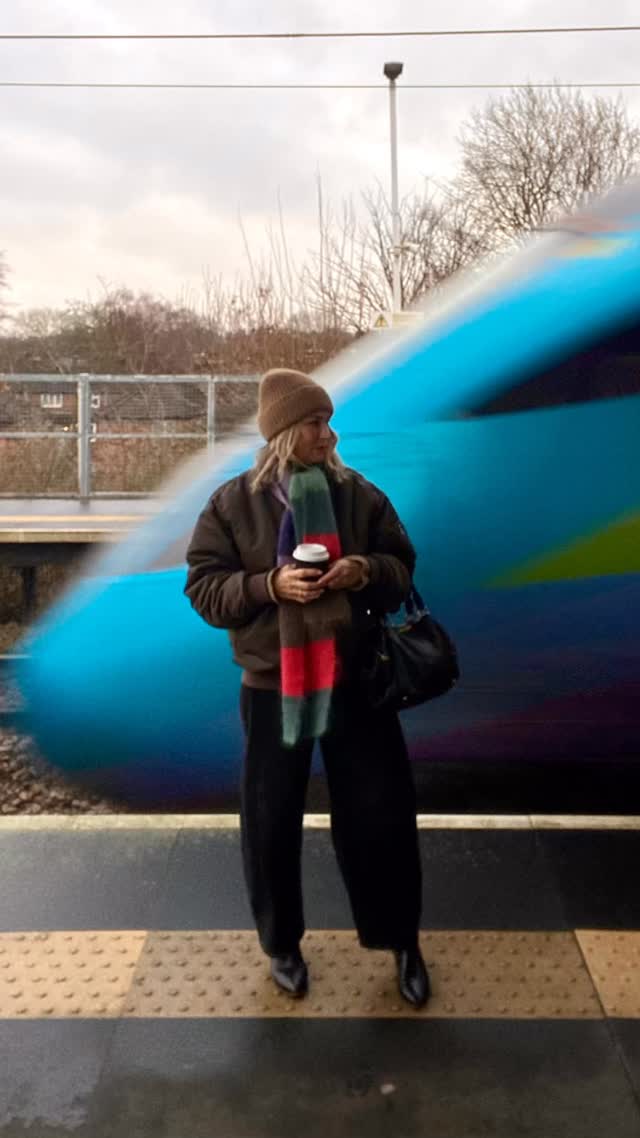 👋🏼
Just me train spotting with a Guinness as you do of a Monday morning 😉
Sticking with the barrel leg for now and enjoying these @marksandspencer black versions with much of my existing wardrobe. It’s still scarf & beanie weather gals so let’s embrace it and make it fashun yeh 😎💅
SS26 is gradually filling the shops and soon we might say au revoir to blacks and burgundies and bonjour to some nice bright blues and greens to welcome a new season 🦋🪴🌷fingers crossed 🤞🏼
Anyone else manifesting spring rn?
🌿
🌿
🌿
🌿
🌿
Jeans and beanie @marksandspencer
Bomber @andotherstories archive
Ankle boots @vagabondshoemakers
Bag @miumiu pre-loved
Scarf-no idea. Local chazzer 😉
#style #manchester #preloved #sustainablefashion #wiwt