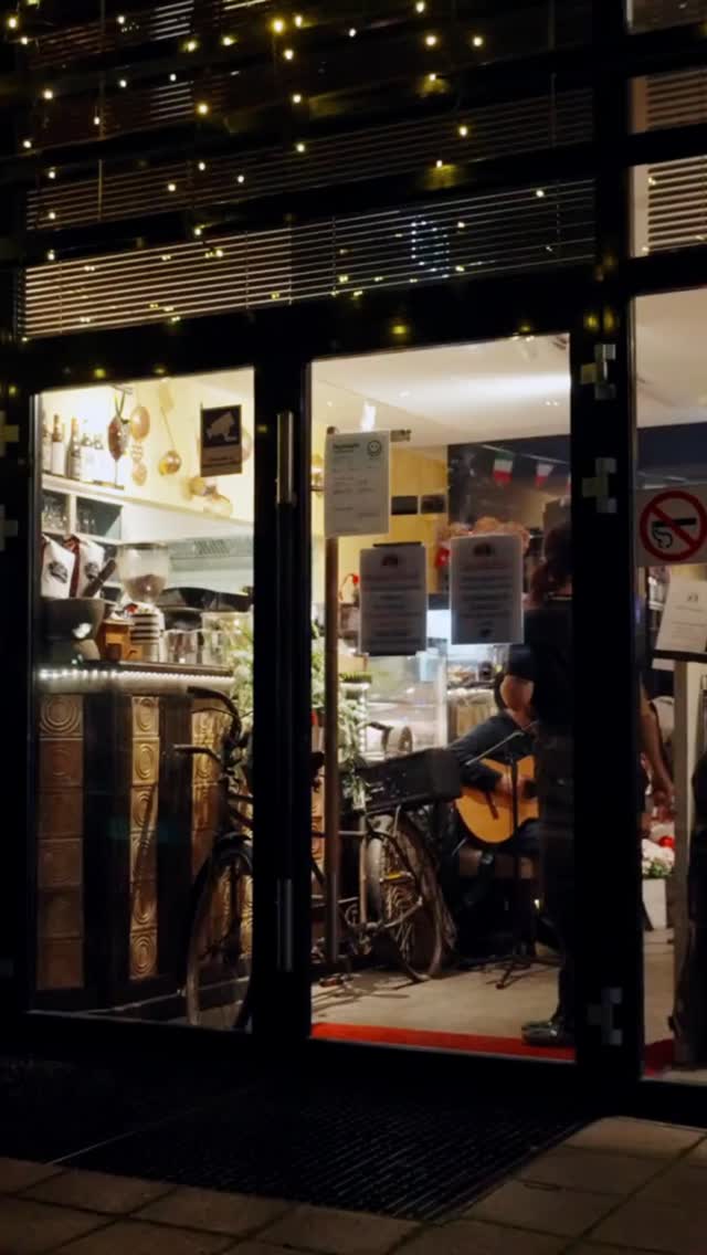 ๐ถโจ ๐ณ๐ฐ๐ฝ๐ฌ ๐ด๐ผ๐บ๐ฐ๐ฒ๐ฒ ๐ฐ ๐จ๐บ๐ฒ๐ฌ๐น โ ๐ณร๐น๐ซ๐จ๐ฎ ๐๐. ๐ฑ๐จ๐ต๐ผ๐จ๐น! ๐ฎ๐น๐ฅ Italienske melodier og latinske rytmer fyller @trattoria5terre igjen โ akkurat slik en lรธrdagskveld skal fรธles.โ
โ
Denne kvelden inviterer vi til en helaften med levende musikk, god mat og den varme atmosfรฆren som fรธles som รฅ vรฆre hjemme hos Max.โ
Her deles vin, smaker og รธyeblikk rundt bordet, mens musikken setter tempoet for praten og kvelden. ๐ท๐โ
โ
Perfekt for en middag med venner, en date eller bare en kveld der du vil lene deg tilbake og nyte ekte italiensk stemning โ midt i Asker.โ
โ
Hvem vil du dele denne kvelden med? Tagg dem eller del posten ๐ถโค๏ธโ
โ
๐๐๐๐๐๐ ๐๐๐๐๐ - ๐
๐๐ ๐๐๐๐ - ๐๐ง ๐ฏ๐๐ซ๐๐๐ง ๐๐ฏ ๐ฌ๐ฆ๐๐ค! ๐ฎ๐นโ
โ
๐ฬ๐๐๐๐๐๐๐๐๐๐๐โ
Mandag stengtโ
Tirsdag - Torsdag 15:30 - 21:30โ
Fredag - Lรธrdag 15:30 - 22:00โ
Sรธndag 15:30 - 21:30