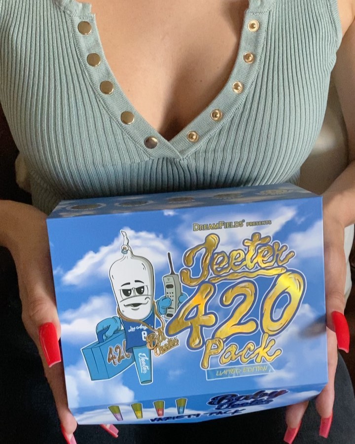 Happy 4/20! Thank you God for the bomb bud that heals us all! And thank you @passthejeeter for the best #420 Limited edition box 🤤📸@thedakotaturner #fireog #tropicanacookies #strawberrycheesecake #blueberrykush #passthejeeters #420 #cannagirl #staylit #elevate #cannabis #weed #smokeweedeveryday #420hunnys #themarijuanamedium