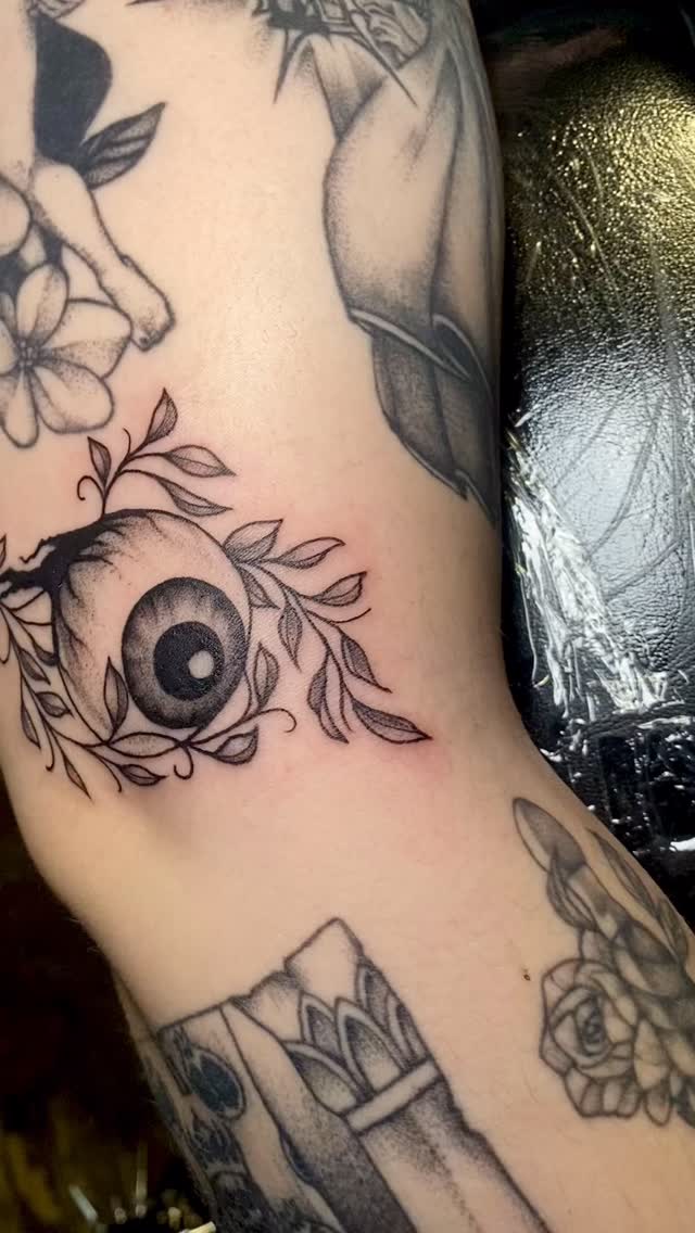 Nice and creepy lil eyeball for Nicole 👁️