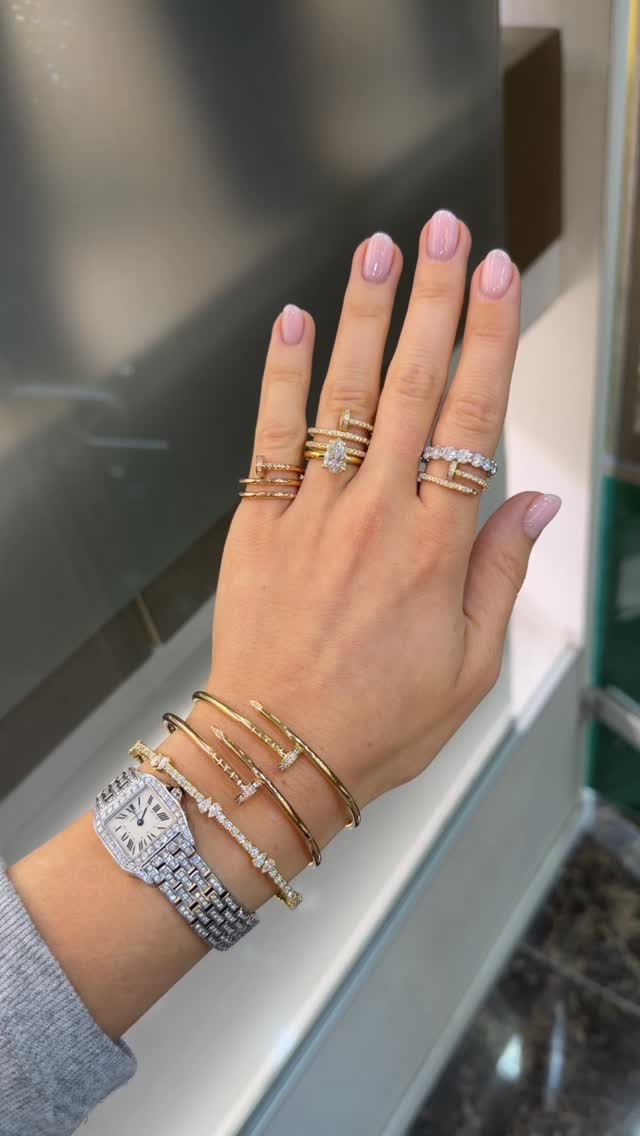 Like petals unfolding, a woman’s style reveals the intricate beauty of her essence - delicate, bold, and utterly unique.
#antwerpenshopping #antwerp #verlovingsring #verloven2026 #solitaire