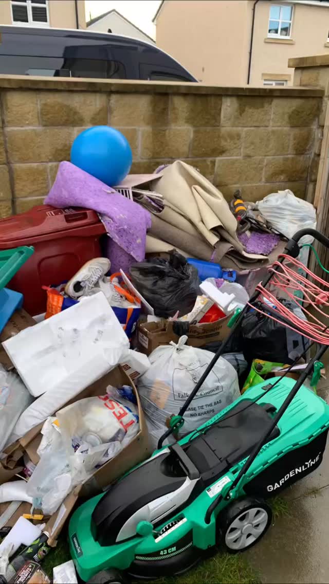 That lawnmower you meant to fix… and the toys no one’s played with in years 😅
All gone in one collection, with the space left clear and tidy.
#rubbishremoval #edinburghhomes #caledonianwasteservices #declutter #licensedcarrier