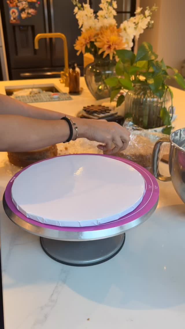 A simple and sweet wedding cake in Biscoff flavour. These vintage style cakes are my absolutely most favourite to do. #twistedcakesbytia #welwyngardencity #cakedecorating #welwyngardencitymums #cakedecoratingvideos