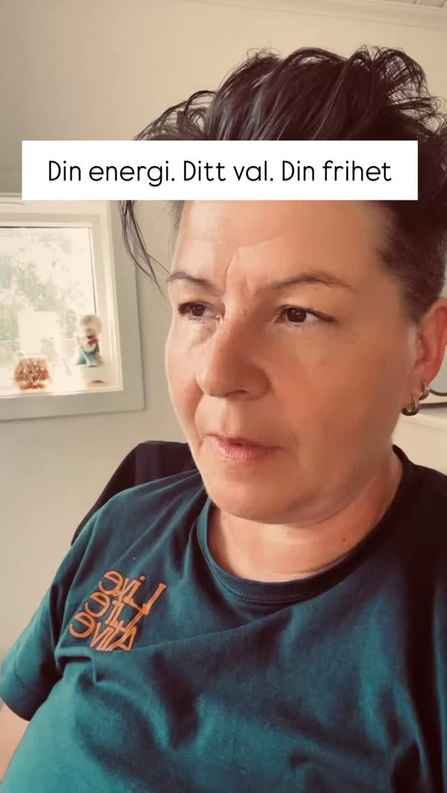 Att leva som sitt sanna jag kräver ibland att man släpper taget om relationer även nära om de inte tillåter dig att vara den du är.
Det handlar inte om att döma. Det handlar mer om val.
Att stå upp för det liv du är ämnad att leva och kunna släppa det som trycker ner, för att du ska kunna växa och utvecklas och inte stanna i en komfortzon som dränerar livsenergin.
Relationer som kräver att du gör dig mindre, tystare och energilös hör inte hemma i ett liv där du vill leva sant och energifylld.
En del väljer att kalla det ego, narcissism, flykt. Andra använder de orden för att skambelägga, skuldbelägga och ifrågasätta ens intelligens.
Det visar bara hur djupt den gamla tidens läror fortfarande sitter i oss. Läror präglade av överlevnad, brist, kamp, skuld, skam och okunskap.
I generationer har kvinnor och män offrat sig själva för andras skull. Så gjorde man förr. Det var nödvändigt då.
Men i dag är det inte längre ett tecken på kärlek att förminska sig själv eller andra. Tvärtom. Att frigöra sig är en akt av kärlek.
Att äga sin energi och ta ansvar för sitt eget liv..
Att tacka för lärdomarna, men välja ett nytt sätt att leva.
För om vi stannar där vi krymper, fortsätter så kommer kroppen fortsätta klaga just för att själen måste fortsätta lida.
Det här samtalet är nog 10 år sedan och även om det smärtade där och då som sanningar brukar upplevas så var det den enda sanna vägen.
Och det är så viktigt att komma ihåg att tacka dessa människor. Se vad läran varit och känna tacksamheten. Vi behöver, känna tacksamhet.
Hur vi än ser på det så fanns dem människorna där för att lära oss.
De som försöker skuldbelägga här har ett enda syfte. Att hålla kvar dig i skam och skuld. Och sålänge den existerar och lever i kroppen så kommer kroppen aldrig att kunna känna värde.
♥️Välj att omge dig med det, dem som låter dig växa och tacka det, dem som lärde dig att släppa taget.
Hur landar detta hos dig?
#energi#energy