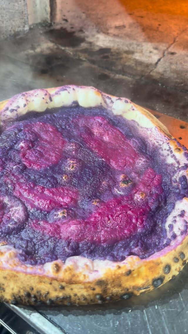 VEG-VIOLA🥬💜
Red Cabbage cream with cured cabbage, cacio cavallo cheese flakes, pistachios, Parmesan and cabbage chips & olio EVO.
#daccapopizzeria #pizza #pizzanapoletana