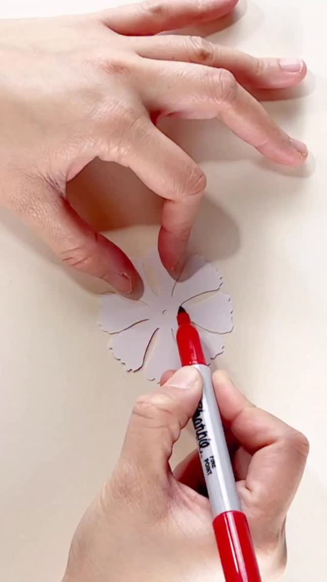 Make a paper pappermint carnation with me ♥️
Template available in our website dwblooms.com
Or you know the drill, comment “carnation” and you’ll receive the link directly in your inbox 📥
#carnation #paperflowers