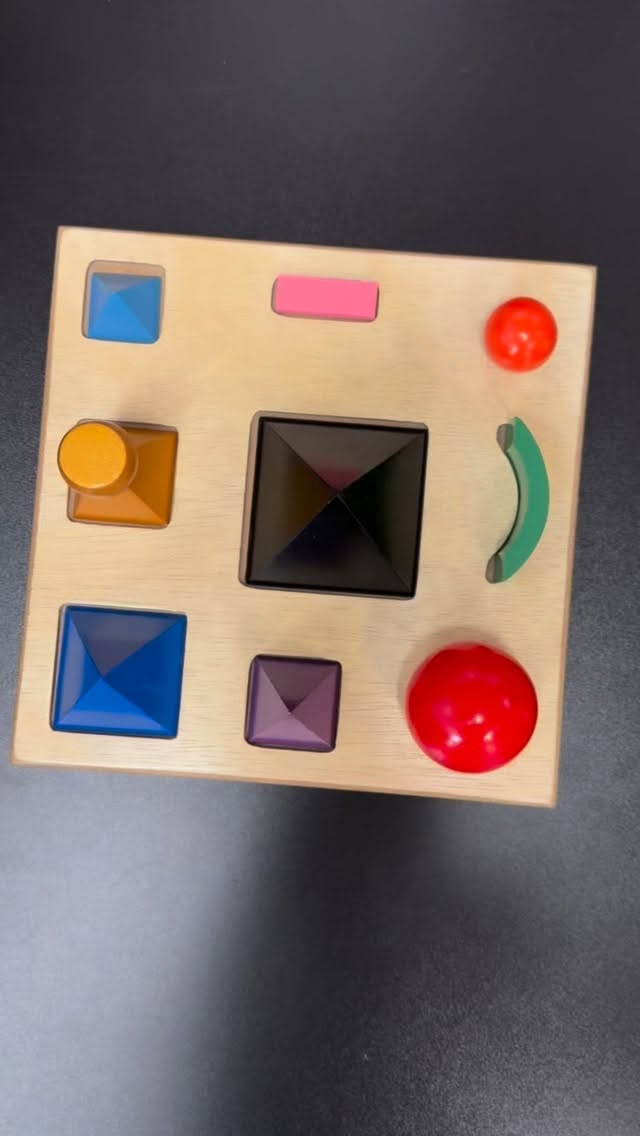 A peek inside our second-grade Spanish lesson ✨
Using Montessori grammar symbols to label sentences, conjugate verbs, and work in the present tense making language visible, logical, and hand-on.
Porque aquí no solo hablamos español… lo construimos. 🧠✨ #bilinguismo #español #montessori #elementary #aprendizaje