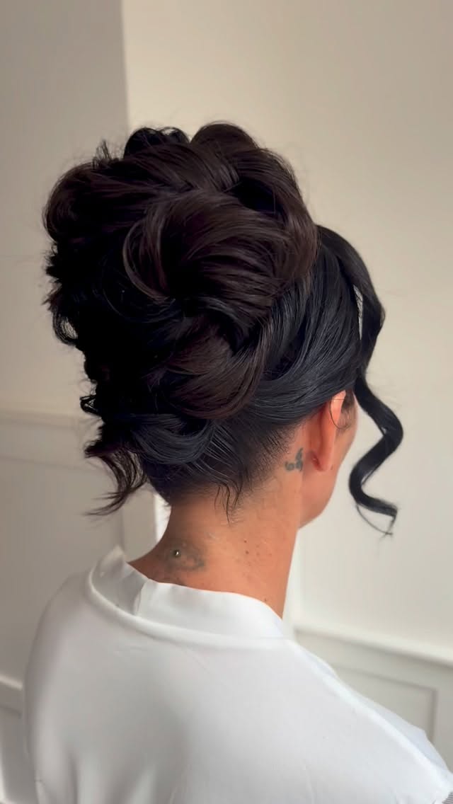 Will this be the it 2026 style?! 😍
#weddinghairbykirsty #weddinghair #bridalhair #hairgoals