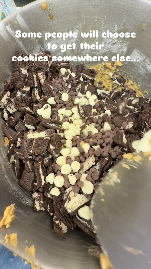 This are not your regular cookies, they are soft and chewy inside, filled with the best ingredients and with the most amazing flavor ever. Do yourself a favor and stop by to get yours, and if you can’t place your order on DoorDash or Uber Eats and enjoy them at home 🏠
#Cookies #sweettreats #kissimmeeeats #dessertlovers #fyp