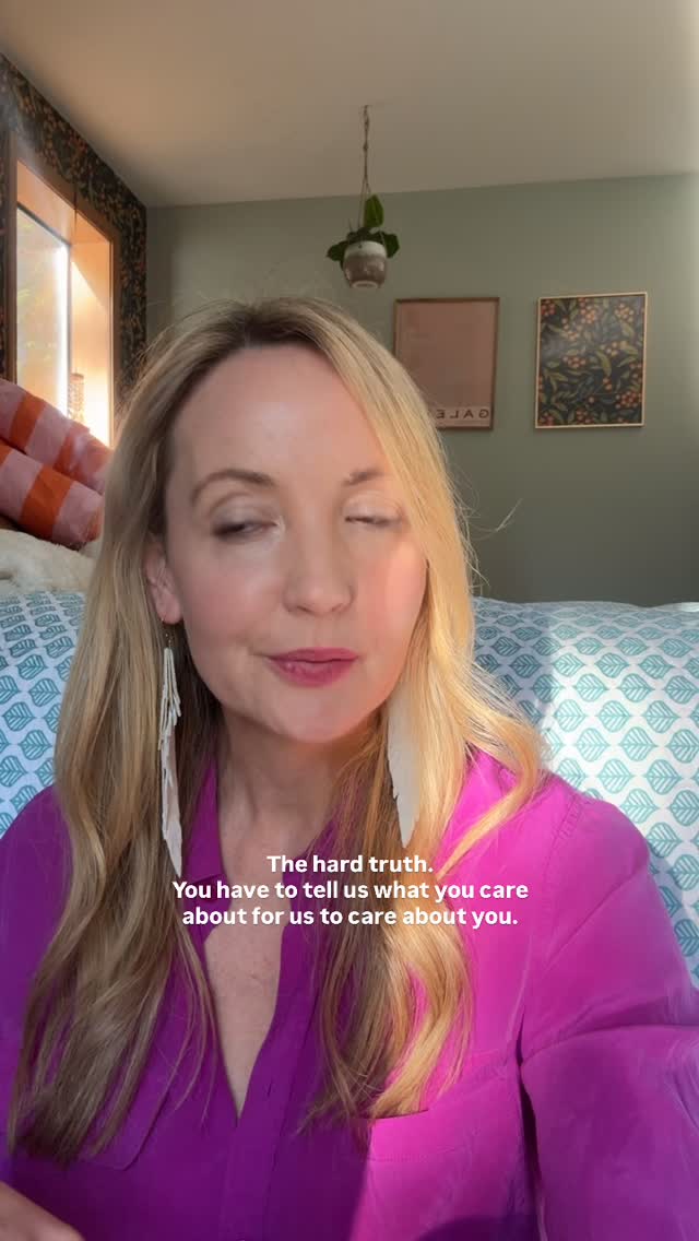 It’s tempting to pick up the camera and start creating and posting content, but you will save so much time and heartache if you do this first.
Your point of view will guide:
– what you film
– what you keep
– what you want to say & how you show it
– how you want your work to feel
– what belongs in your world/ who is invited to your dinner party.
When you build a clear point of view and when you articulate what matters to you, the right people find their way in.
Link in my bio to read the sect post and create your own geek list to really tailor your personal point of view. Follow @thegoldenbrandco for more.
xx Lisa💋