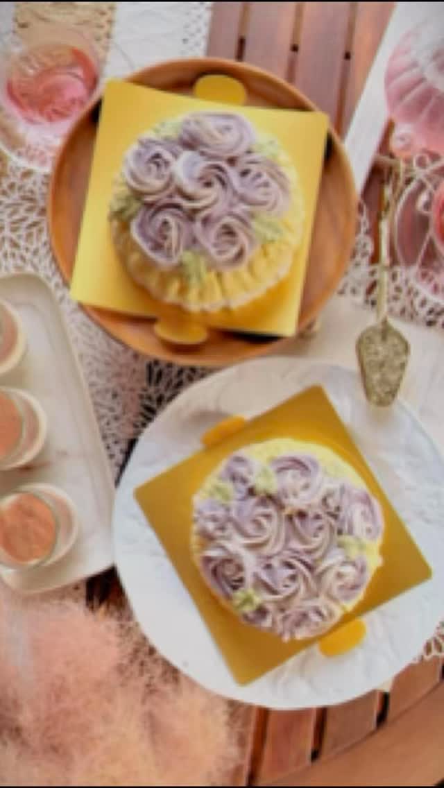 〜 𝑹𝒂𝒘 𝒔𝒘𝒆𝒆𝒕𝒔 𝒑𝒂𝒕𝒊𝒔𝒔𝒊𝒆𝒓 𝒄𝒐𝒖𝒓𝒔𝒆 〜
ロースイーツパティシエ講座
(後出し講座レポ)
✻ Rawデコレーションドームケーキ
✻ Raw ティラミス
植物は
「美しさ」と「癒し」は同時に存在できることを
静かに教えてくれる
その叡智を
見て・味わい・感じるロースイーツ
𓊯 Raw Decorated dome cake
(ローデコレーションドームケーキ)
まあるいドームは、守られた世界の象徴
植物の色彩と生命力をそのまま纏い、
「ここは安全」「私は満たされている」という
安心の波動をそのままデコレーション
ひと口ごとに、ハートがゆるみ
自己信頼が静かに育っていく
𓊱 Raw Tiramisu
(ローティラミス)
名前が意味するのは
「私を引き上げて」「私を元気づけて」
RawスポンジとRawクリームの重なりは
疲れた心と身体をやさしく癒します
陰と陽、光と影を統合し
本来の自分へと戻します
ロースイーツは植物の叡智を
美味しく取り入れることができる
素敵な時間をもたらします𓂃𓈒𓂂𓏸
……
ロースイーツの基礎からプロ並みの技術を学びたい方
心と身体、そして魂から喜ぶ
ロースイーツ作りをしてみたい方
🌿次期講座受講生を募集です🌿
開講は3月を予定
(日程調整は可能 ※お気軽にご相談ください)
素材の味、
栄養素を大切に…
ただシンプルに素材のことを考えたスイーツ
自然に還る食生活が大切にされ始めた昨今
自分だけではなく
家族や友人の体を想いながら
楽しめるのがロースイーツです
基礎〜ご自分でアレンジがきかせられるように
サポートしてまいります!
------------------
〜 𝑹𝒂𝒘 𝒔𝒘𝒆𝒆𝒕𝒔 𝒑𝒂𝒕𝒊𝒔𝒔𝒊𝒆𝒓 𝒄𝒐𝒖𝒓𝒔𝒆 〜
ロースイーツパティシエ講座
✤ 4時間×6回
◆𝟣𝟢:𝟢𝟢〜𝟣4:00
(月2回×3ヶ月※開催日または間隔につきましてはご相談ください)
🌱 認定校制度あり
🌱 オンラインサロン『Veフォルダ』6か月間無料
🌱 教室開催 可能!
詳しくはプロフィール @lohasticのリンクより
HP内の講座をご覧ください。
˚°ºᵒ•♡•ᵒº°˚♢°ºᵒ•♡•ᵒº°˚♢°ºᵒ•♡•ᵒº°˚
《レッスンスケジュール》
1〜3人制
プライベート少人数レッスン
別アカウントのスケジュールも入るため随時更新。
気軽にDMにて
お問い合わせください。
⁎⑅⃝⁎୨୧⁎⑅⃝⁎୨୧⁎⑅⃝⁎୨୧⁎⑅⃝⁎୨୧⁎⑅⃝⁎୨୧⁎⑅⃝
《募集中講座》
🌿ロースイーツパティシエ認定講座
→ロースイーツのノウハウを学びます
🌿ローショコラパティシエ講座
→ローチョコレートに特化した講座です
🌿他リクエスト可能
🌹花おはぎレッスン
ヴィーガン仕様のあんこを使った可愛いお花絞り
🌹ショコラフラワー講座
仕様の違う3種類のチョコレートでお花絞り
🌿𝒍𝒐𝒉𝒂𝒔𝑻𝑰𝑪 は
日本ヘルシーフード協会
『ロースイーツパティシエ』
『ローショコラパティシエ』
𝒓𝒂𝒘&𝒓𝒂𝒘認定校になります
@ve_tree_
🍎発酵料理教室 円居認定講師
🌹社)𝑨𝑳𝑨
『ショコラフラワー認定講師』
になります
*+*+*+*+*+*+*+*+*+*+*+*+*+*+*+*
☆𝑳𝑰𝑵𝑬 (𝑰𝑫→@𝟥𝟩𝟨𝗊𝗎𝗏𝗅𝗂)のお友達追加で
ロースイーツレッスンがお得に受けられるクーポン配布中♡
*・゚゚・*:.。..。.:*・゚゚・*:.。. .。.:**・゚゚・*:.。..。.:*・゚゚・*:.。.
《𝒍𝒐𝒉𝒂𝒔𝑻𝑰𝑪 𝒔𝒘𝒆𝒆𝒕𝒔》
#ロースイーツ #発酵スイーツ #植物療法 #花おはぎ
#スピリチュアルサロン