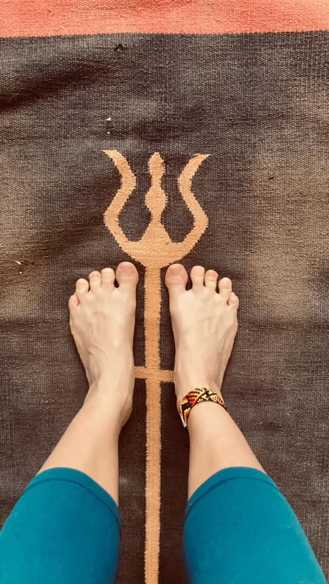 I have a daily struggle with pain in my body. It seems to be present somewhere always. Since I was 19. I forget that it is possible not to be in pain. And so the body adjusts. But I have learned and am constantly learning to soften into it and release tension. And in so doing the pain dissipates. Even just a little. It is a teacher and a guide when we can still ourselves to listen.
Morning practice
Be in the body
Be with the breath
Be with discomfort
Release
And let go
Aho