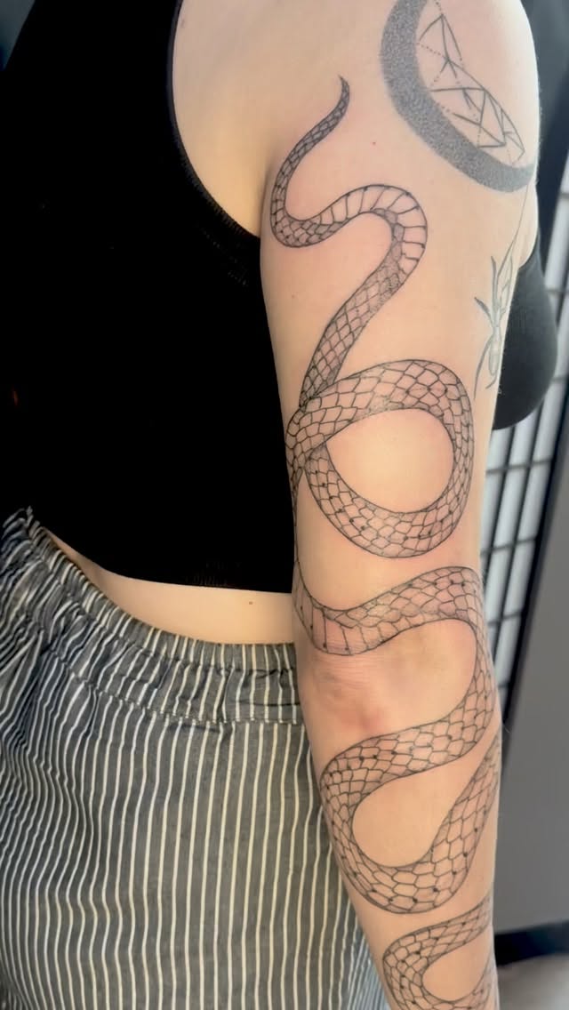 Had such a lovely time creating this snake for the sweetest soul. Thank you always! @labrujajewelry makes beautiful jewelry- check it out :)
-
Email me to book: triplegoddesstattoos@gmail.com
-
#triplegoddesstattoos #botanicaltattoo #snaketattoo #lineworktattoo #papercranestudio