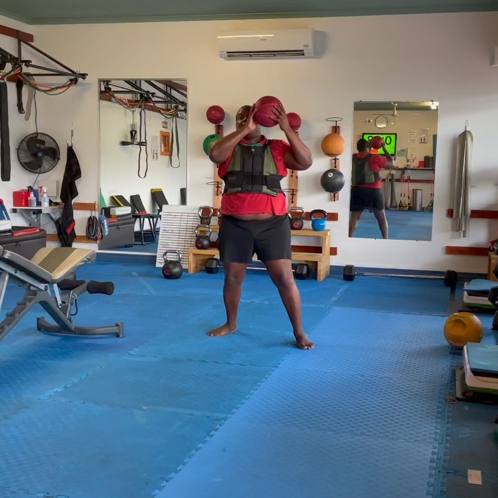 Gio using a weighted vest with a 4kg then a 2kg slam ball. #conditioning #metabolism #power #exercise #cairns #workout