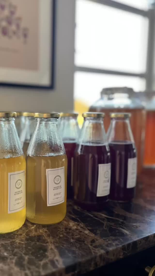 ✨ Kom med på opdagelse i kombucha ✨
Den 14. februar inviterer jeg igen til kombucha-workshop 🥂
Vi skal:
• smage en masse forskellige typer kombucha
• nørde sundhed, tarm og fermentering
• tale om mulighederne i din egen brygning
• og selvfølgelig brygge kombucha, som du får med hjem
Uanset om du er nybegynder eller allerede lidt fermenterings-forelsket, er du mere end velkommen 💛
📅 14. februar
📍 Mit Madværksted på Tuse Næs
👉 Tilmelding via link i bio