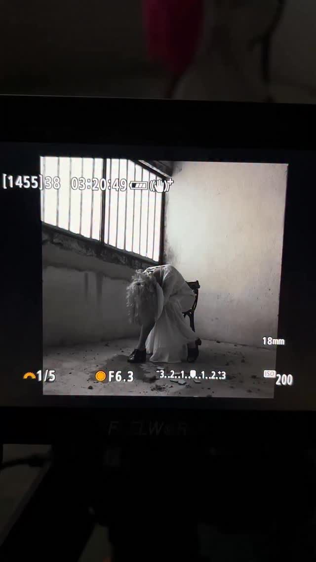 Hoy hemos estado en un estudio de fotografía muy especial, con una estética de nave abandonada, casi decadente, un espacio que parece sacado de otro tiempo… y que encajaba a la perfección con el ejercicio que hemos trabajado.
Nos hemos inspirado en la obra de Francesca Woodman, una fotógrafa que exploró de forma magistral el autorretrato y la relación entre cuerpo, espacio y emoción.
Una de las técnicas que más utilizaba era el desenfoque de movimiento, una forma de romper con la imagen estática para introducir algo mucho más vivo, más inestable, más humano.
A través de velocidades de obturación intermedias —como 1/5, 1/8 o 1/4— somos capaces de representar el movimiento de la modelo de forma intencionada, convirtiendo el gesto en narrativa y la vibración en lenguaje visual.
Gracias a la maravillosa @marianne.brz
#tipsdefotografia #clasesdefotografia #fotoscreativas #tutorialfotografia #shooting