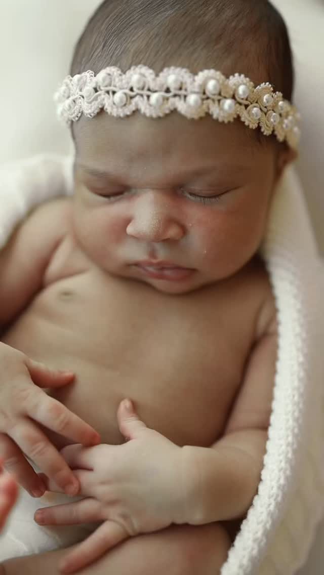 Os primeiros dias de um bebê passam muito rápido. É um tempo de adaptação, descobertas e muito colo.
O tamanho muda, o sono muda, a rotina muda.
E, sem perceber, aquilo que parecia tão novo já ficou para trás.
O ensaio newborn acontece justamente nesse início.
Quando o bebê ainda é pequeno, encolhido, com detalhes que logo se transformam.
Registrar essa fase é guardar aquilo que a memória, sozinha, não consegue lembrar. O jeito de dormir, as dobrinhas, a delicadeza dos primeiros dias.
Essas imagens se tornam o primeiro capítulo da história de seu filho. E ganham ainda mais valor com o passar do tempo.
Para saber mais sobre o ensaio newborn em casa, o link está na bio. ✨
#ensaionewborn #newborn #fotografianewborn #newbornsalvador #ensaionewbornsalvador