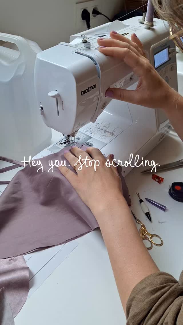 Sewista? Dan is dit uw teken om wat welverdiende naaitijd in te plannen.
Kan je het nog niet? Laat mij u overtuigen en vooral inspireren om het toch te leren - aanrader ✨😉
Never going back naar fast fashion.
***
Ik ben Mona. Via mijn downloadbare tweedehands gidsen deel ik duurzame tips & tricks en daarnaast inspireer ik je met tweedehands, geüpcyclede en zelfgemaakte outfits 💚♻️l