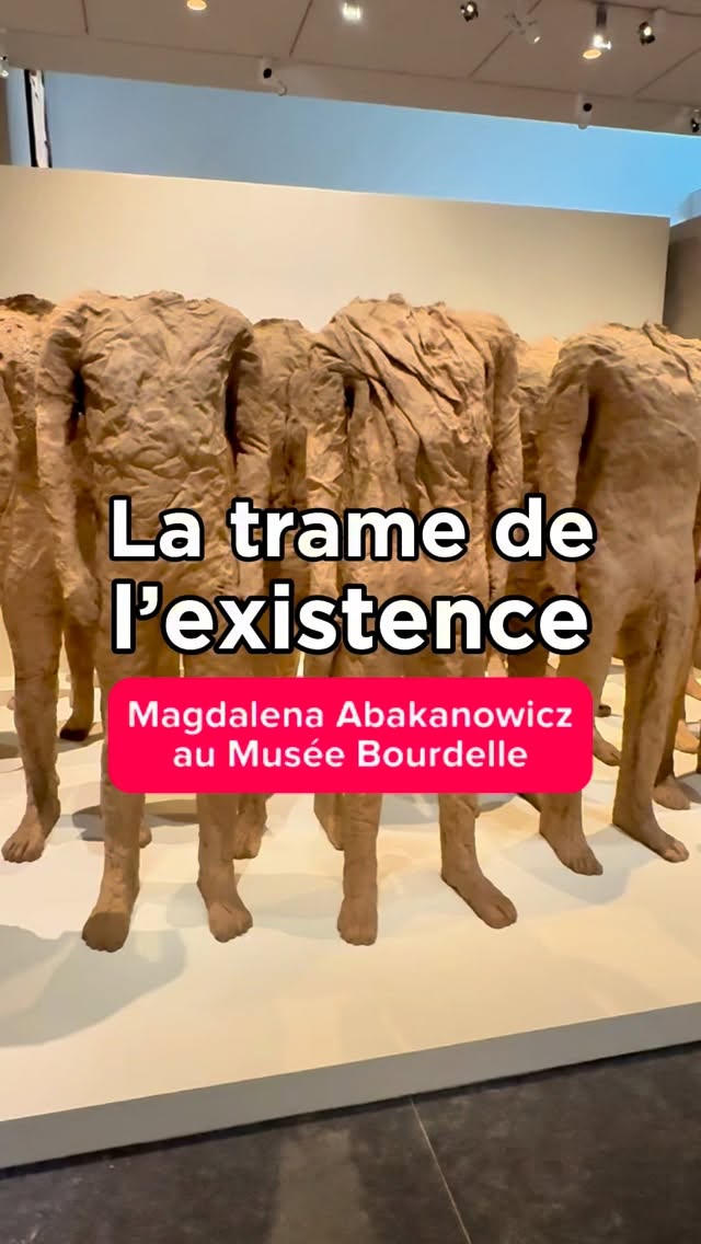 Aujourd’hui, je vous parle de l’exposition consacrée à Magdalena Abakanowicz au musée Bourdelle. C’est la première fois que la France consacre une rétrospective d’une telle ampleur à cette artiste polonaise majeure du XXᵉ siècle. Abakanowicz, c’est une créatrice qui a grandi en pleine guerre et sous le régime communiste. Elle a d’abord exploré le textile pour ensuite repousser complètement ses limites en le rendant sculptural, monumental, parfois même déroutant. L’exposition revient sur toutes les étapes de sa carrière à travers 70 ensembles : sculptures, œuvres textiles, dessins, installations.
On découvre les célèbres Abakans, ces grandes formes textiles suspendues, presque organiques. Elles semblent flotter, mystérieuses, comme des créatures entre le végétal et l’animal. On plonge ensuite dans ses séries de silhouettes humaines aux corps sans visages qui évoquent l’individu écrasé par le groupe. Le parcours se termine avec Jeux de guerre, une réflexion brute sur la violence et la fragilité de nos sociétés.
Une exposition forte et immersive jusqu’au 12 avril 2026 au Musée Bourdelle.
——————-
📍Musée Bourdelle
18, rue Antoine-Bourdelle 75015 Paris
Ouvert du mardi au dimanche de 10h à 18h (dernière entrée 17h15)
Tarif Plein : 12€ - Tarif Réduit : 10€
#museebourdelle #paris15 #connaissancedesarts #artparis #parismusees