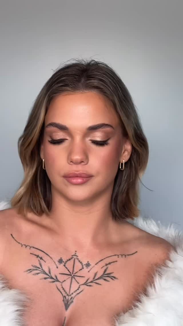 Like, who is she???? 💋😍 I call this one the heated rivalry. Bridal makeup edition. And it’s serving….(fill in the blank)
Could not be more excited for Lilly in her happiest Bridal era. Lilly and I go back. Her and her family have been clients of mine since I have basically started as a Makeup Artist and have known each other from our cheer community. (Forever hotcheer, bulldog OG)
Super excited to be joining, glamming her up, for her 2027 wedding!
for this look, we decided a natural bronze yet super glowy glam, and it ate!