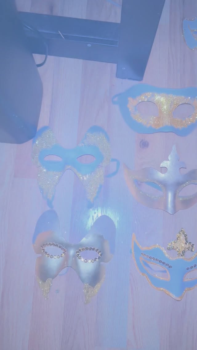 Well it’s cold outside and both of my markets this weekend were cancelled. So I’m just doing a little art project for my upcoming wedding. It’s during the heart of the #mardigras festivities