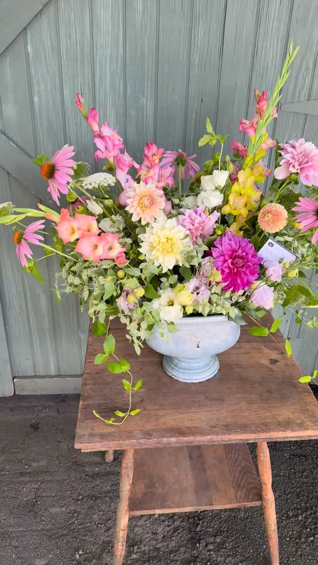 Thinking warm thoughts over here and reminding myself spring will be here sooooon! Stay warm yall.
P.S. This was my all time favorite arrangement I made last year and forgot to share it with you. 💕