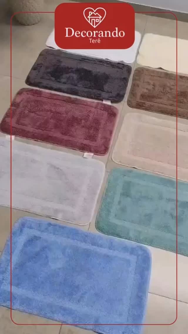 Sabe aquela sensação deliciosa de sair do banho e pisar em um tapete que parece acolher os nossos pés? É isso o que esses tapetes fazem. Uma linha tão maravilhosa que resolvemos criar uma promoção no mesmo nível. Até o final do mês, você compra um tapete por R$34,90 ou três tapetes por R$24,90/cada!!! Bom demais, né! Venha conhecer de perto aqui na Decorando Terê. A sua loja de coração para coração. Vem!
#decorandotere #teresopolis #tapetedebanheiro #pisodebanheiro #camamesaebanho promocao