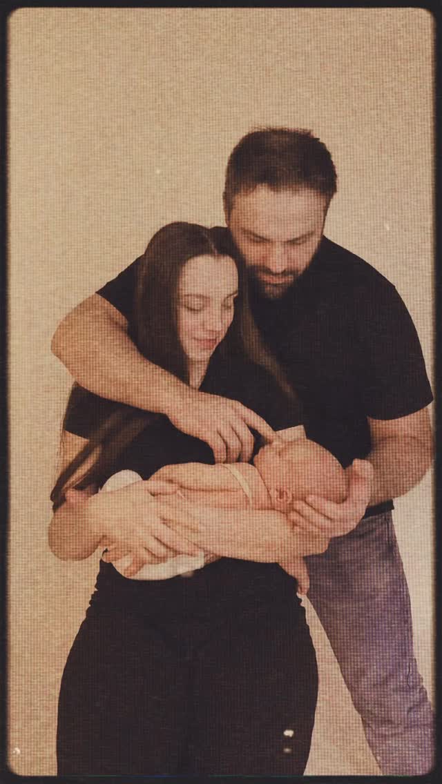 Tiden går fortere enn vi tror.
Plutselig er de ikke lenger så små 🤍
De første dagene handler ikke bare om en nyfødt.
De handler om dere.
Blikkene. Berøringen. Stillheten.
De små øyeblikkene som former en familie.
Nyfødtfotografering hos meg handler om å bevare denne tiden –
slik at dere kan gå tilbake til den, igjen og igjen,
når hverdagen blir høyere og barna vokser fortere enn hjertet er klar for.
For dette er ikke bare bilder.
Det er minner. Familie. Tid – stoppet, bare litt ✨
📍 KG Photography Studio – Sætre
Nyfødtfotografering | Oslo • Asker • Drammen
#nyfødtfotografering #familietid #småøyeblikk #nyfødt #familieportrett
minnerforlivet tidenflyr nybaktforeldre mammatid pappatid
oslofotograf askerfotograf drammenfotograf kgphotography