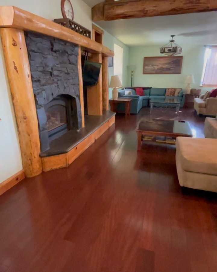 Beautiful Airbnb 🤩
#yourfavoritecleaners #bluelakehousecleaning #cleaners #home #supportsmallbusiness #laketahoe #california #tahoe #nevada #reno