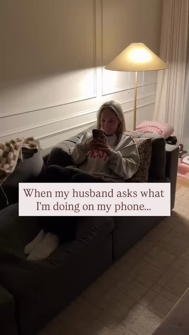 Alllllways texting my sister. 👀📱